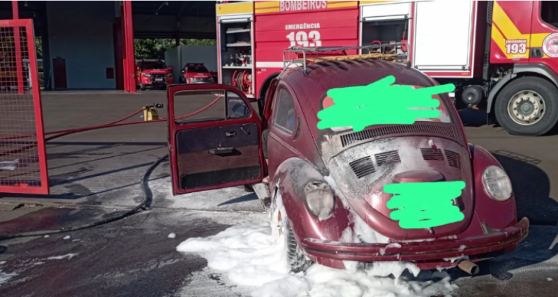 Fusca pega fogo em frente aos Bombeiros em Pinhalzinho