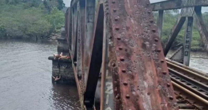 Jovem cai de ponte durante foto e é salva por cadarço do namorado em SC