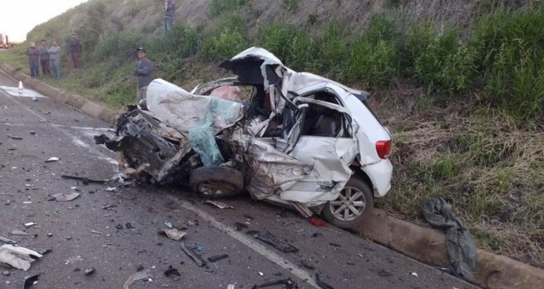 Motorista morre em batida frontal entre carro e caminhonete no oeste