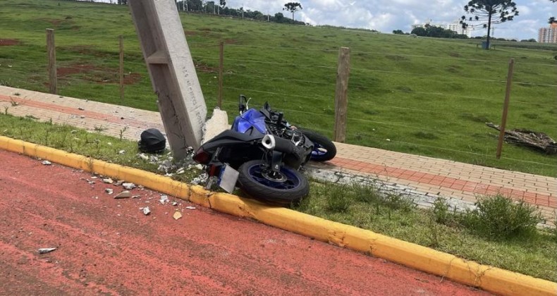 Recém-habilitado colide contra poste e morre na hora no Oeste