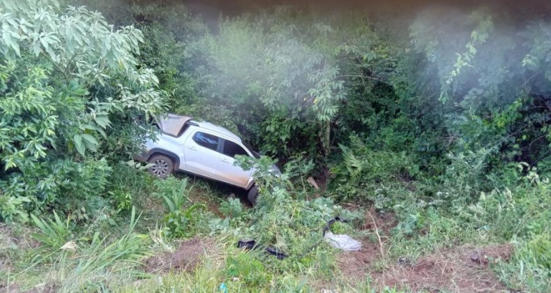 Após choque com caminhão picape cai em ribanceira na BR 280