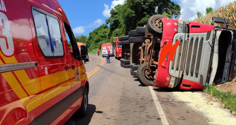 Carreta de Pinhalzinho tomba na SC-160, em Bom Jesus do Oeste