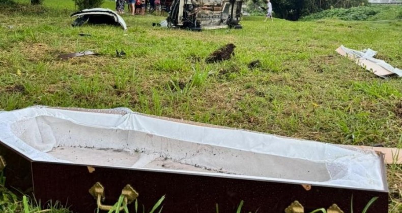 Carro funerário capota e corpo de idosa é ejetado