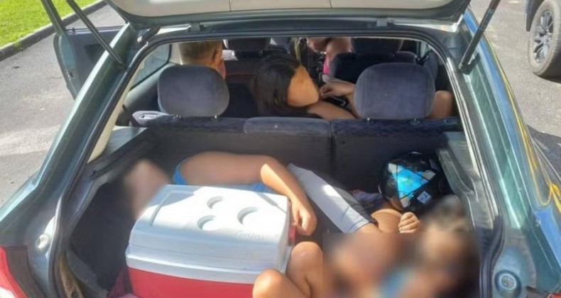 Filhos são levados no porta-malas do carro durante férias em família