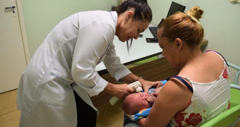 Teste do ouvido para bebês é realizado no Hospital de Maravilha