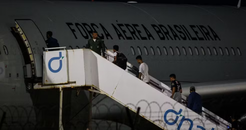 Brasileiros deportados dos EUA chegaram a passar 12 horas sem comer