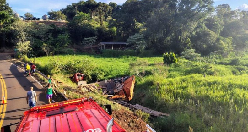 Caminhão tomba fora da pista e deixa motorista ferido no Oeste