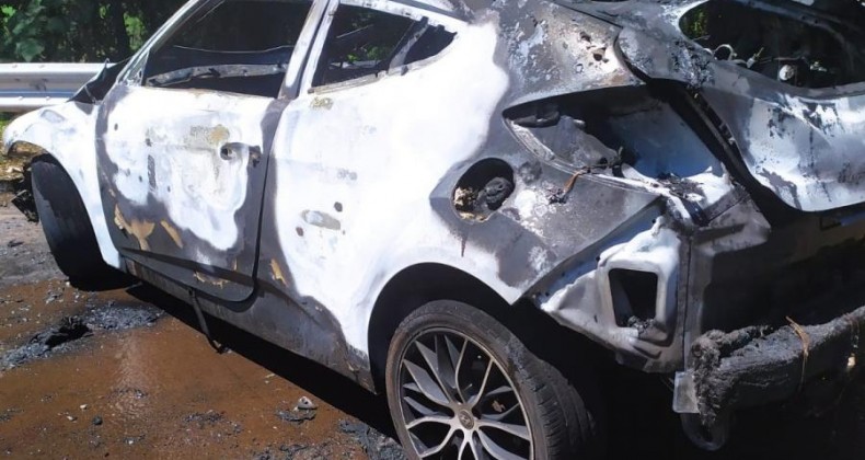 Carro com casal e bebê colide contra carreta e pega fogo em Chapecó