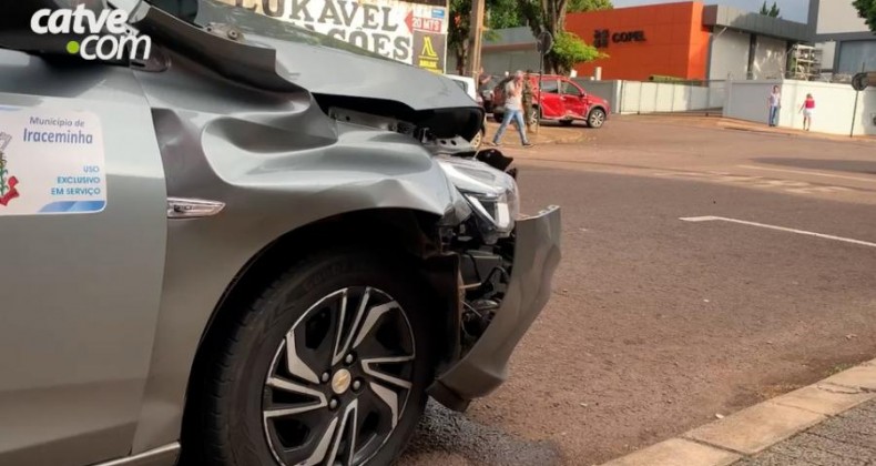 Carro e veículo da prefeitura de Iraceminha batem em Cascavel