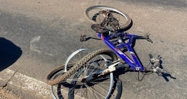 Ciclista é encaminhado para o hospital após queda em Pinhalzinho