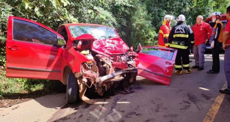 Condutora morre ao colidir carro contra caminhão no Oeste