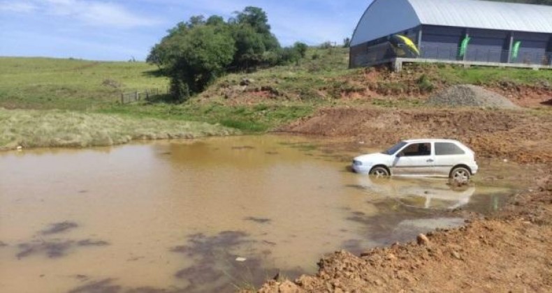 Embriagado acelera Gol, cai em açude e causa tumulto