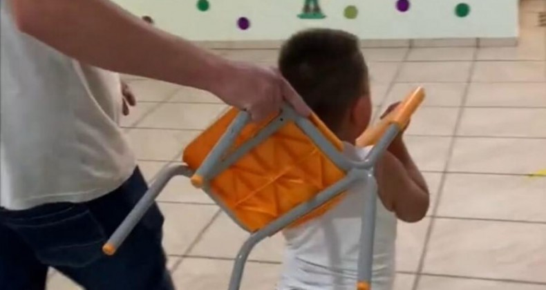 Garoto prende a cabeça em cadeira no 1º dia de aula