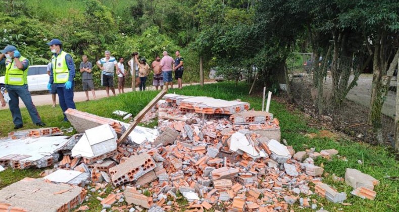 Idoso de 77 anos morre esmagado durante demolição de estrutura