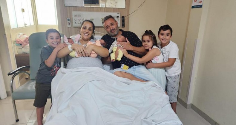 Mãe de gêmeos dá à luz trigêmeas em Santa Catarina