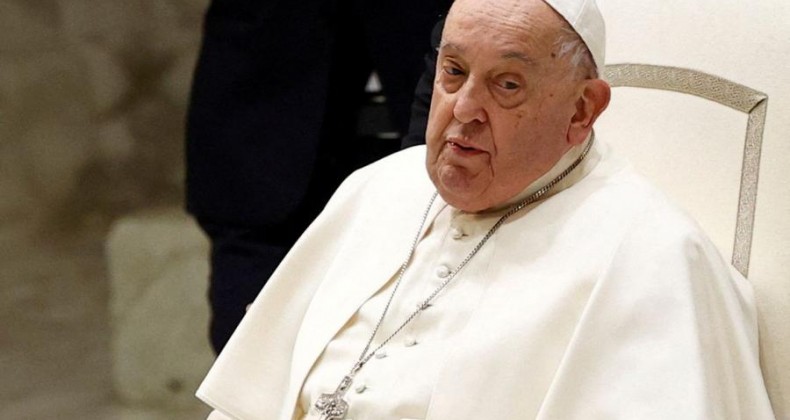 Papa Francisco levantou e está comendo, diz Vaticano após 'leve melhora'
