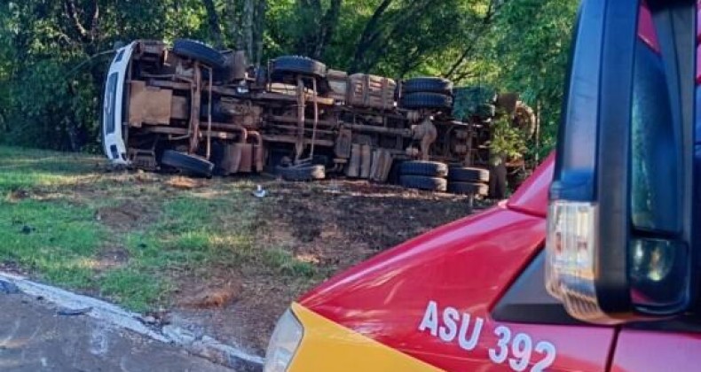 Caminhão de transporte de leite tomba na BR-282 no Oeste de SC