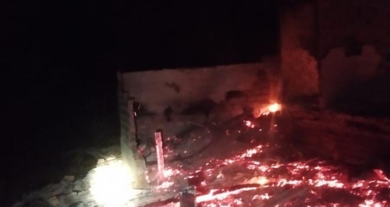 Casa desabitada é destruída por incêndio durante a noite em Chapecó
