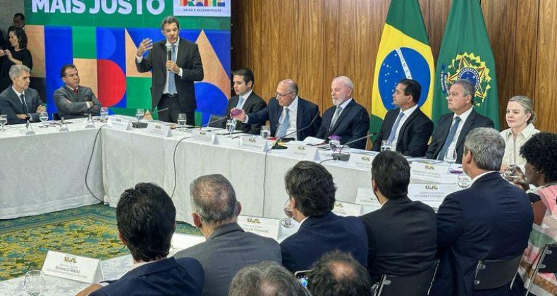 Lula assina projeto que isenta IR para quem recebe até R$ 5 mil