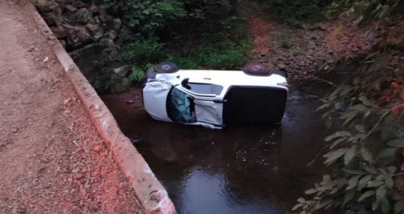 Veículo sai da pista e cai em rio no interior de Maravilha