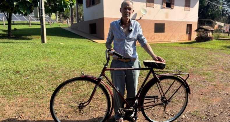 Aposentado anda com a mesma 'Monark' desde 1953