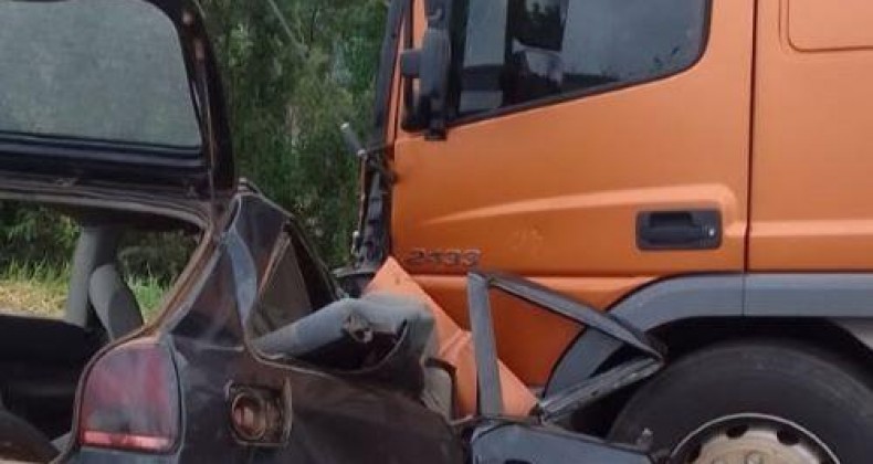 Homem morre após colidir carro contra caminhão no Oeste de SC