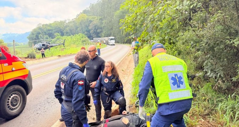 Jovem é socorrida após colidir motocicleta contra árvore no Oeste