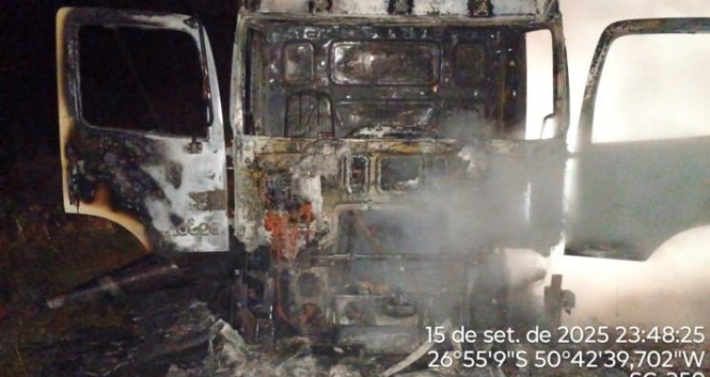 Caminhão carregado com cerveja pega fogo no Meio-Oeste