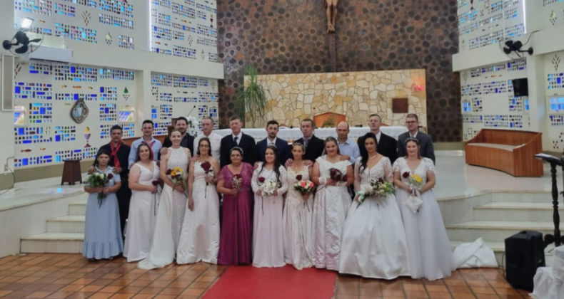 Dez casais se unem em casamento comunitário em Modelo