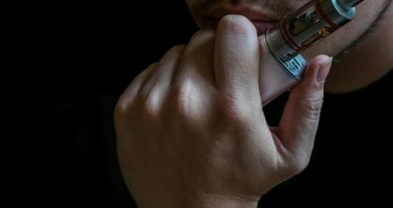 Estudantes são flagrados usando cigarro eletrônico em escola