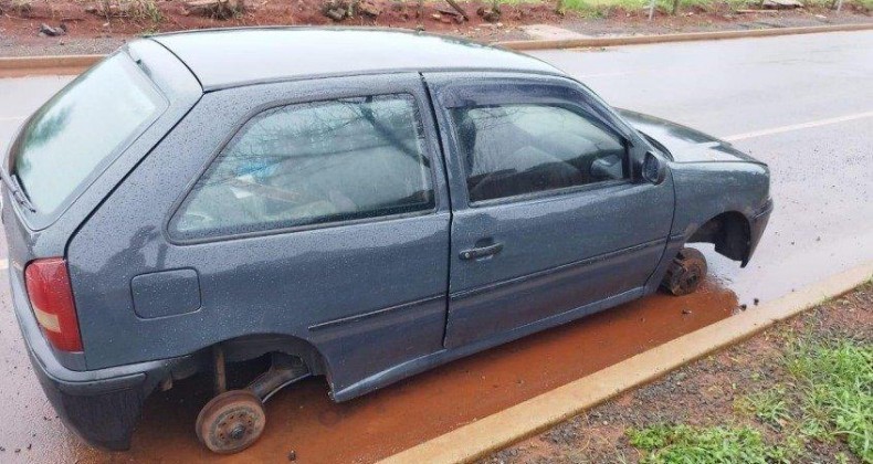 Dono de veículo descobre furto após carro ser localizado sem os pneus em Xanxerê
