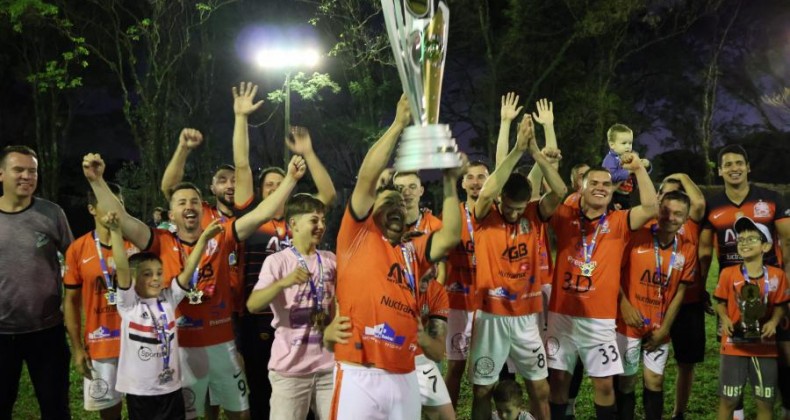 Campeonato Municipal de Futebol Sete Taça Kakareko premia campeões.