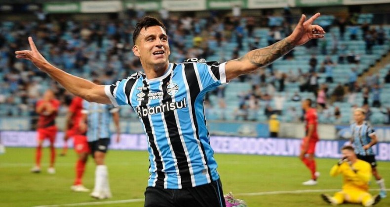 Grêmio vence o Athletico-PR e soma os primeiros pontos no Brasileirão.