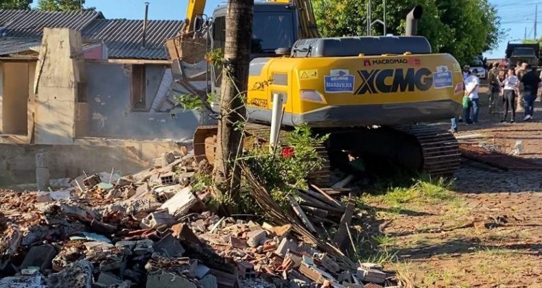 Casas da Rua 04 em área de risco, são demolidas como cumprimento de acordo judicial